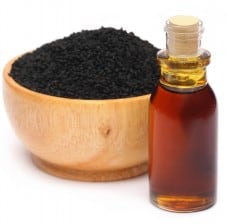 Cumin noir avec de l'huile essentielle, huile de graines noires