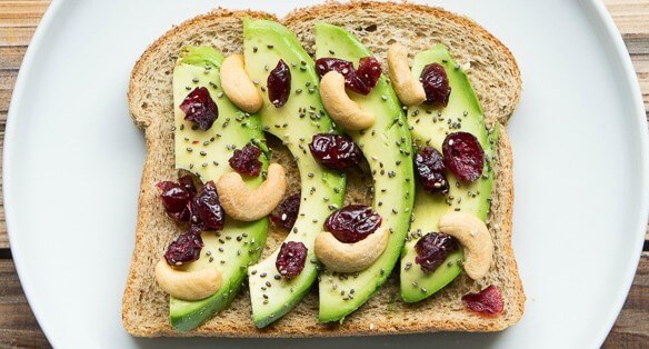 Kaşuar, craisins ve chia tohumlarıyla avokado tostu 