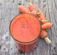 carrot juice 232x224 - WORTEL EN WORTELSAP GEZOND VOOR HART OGEN HUID EN HAAR + RECEPTEN BIJWERKINGEN EN VOEDINGSWAARDE  