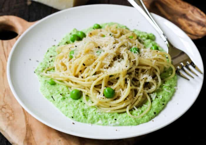 Cacio e Pepe With English Peas