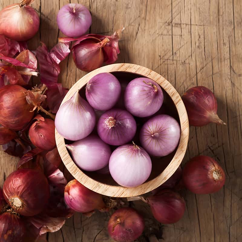 red onion or Shallots. shallots on wooden plate with . Selected focus.  Concept of spices in healthy cooking 10204956 Stock Photo at Vecteezy