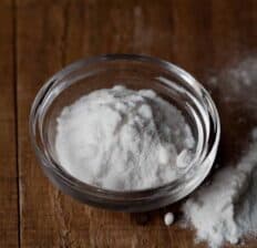 Baking soda shampoo
