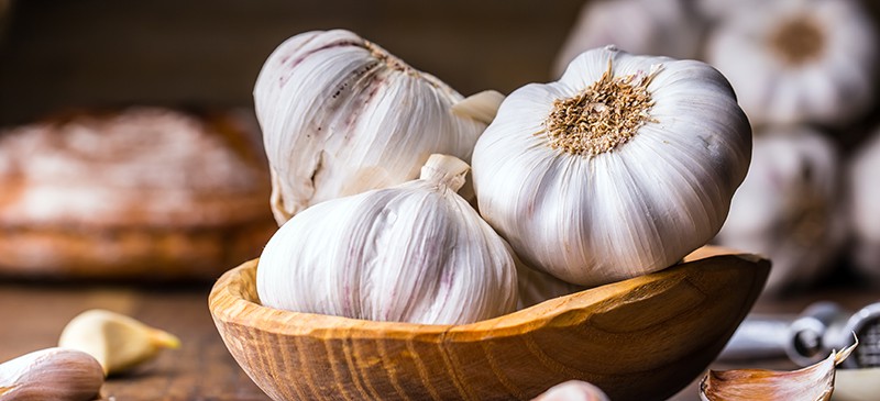 Raw garlic benefits - Dr. Axe