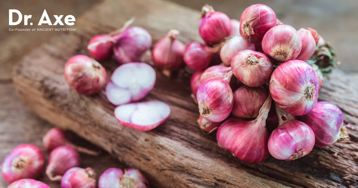 red onion or Shallots. shallots on wooden plate with . Selected focus.  Concept of spices in healthy cooking 10204956 Stock Photo at Vecteezy